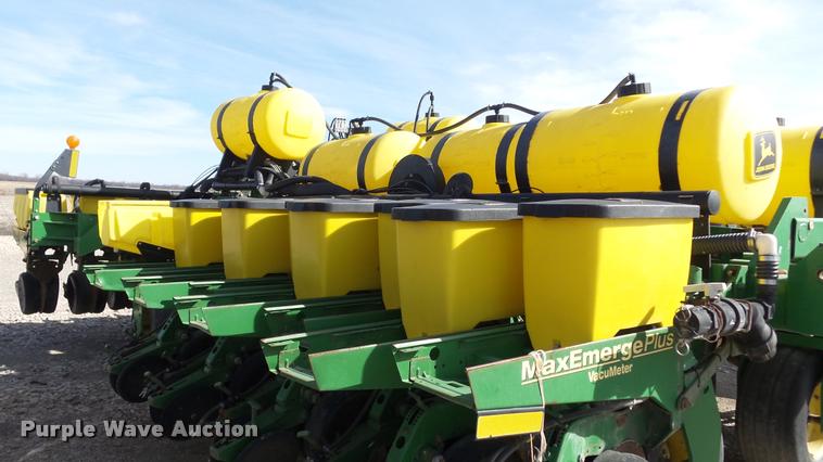 image for item DB3829 2001 John Deere 1780 split row planter