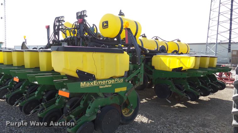 image for item DB3829 2001 John Deere 1780 split row planter