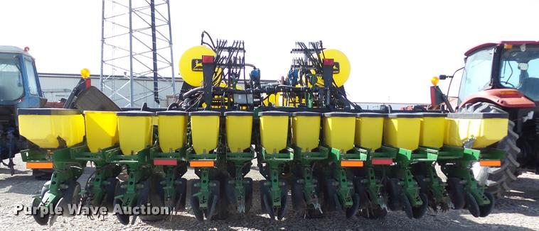 image for item DB3829 2001 John Deere 1780 split row planter