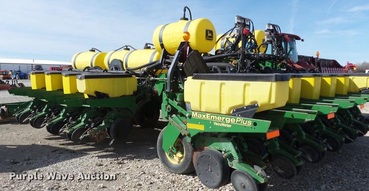 image for item DB3829 2001 John Deere 1780 split row planter