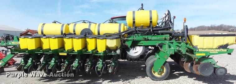 image for item DB3829 2001 John Deere 1780 split row planter