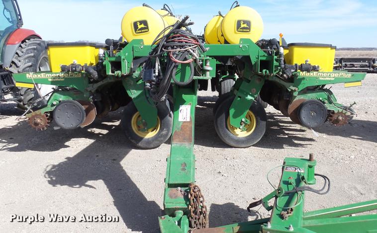 image for item DB3829 2001 John Deere 1780 split row planter
