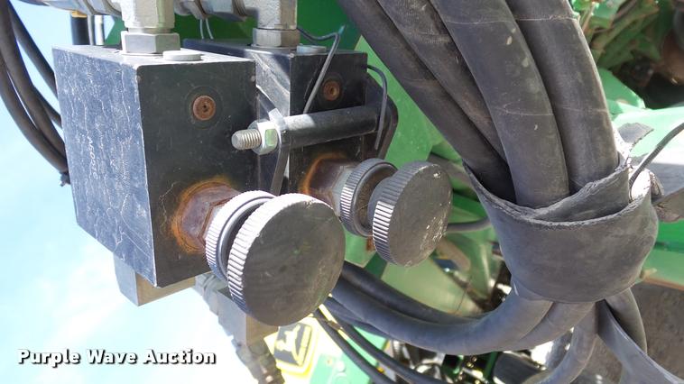 image for item DB3829 2001 John Deere 1780 split row planter