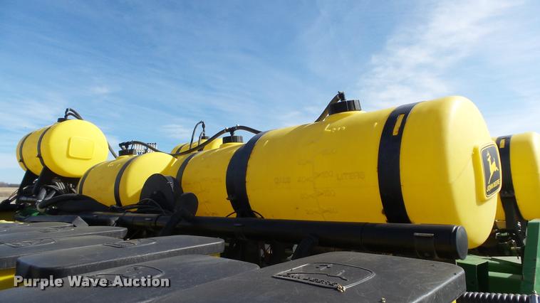 image for item DB3829 2001 John Deere 1780 split row planter