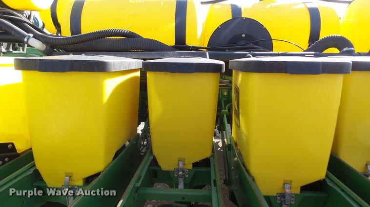 image for item DB3829 2001 John Deere 1780 split row planter