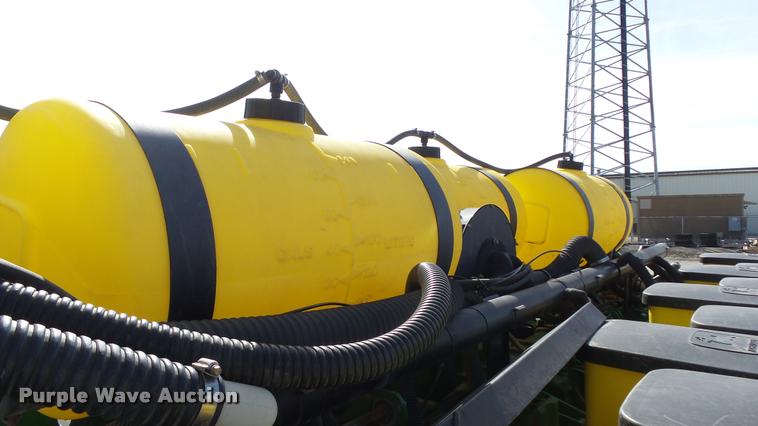 image for item DB3829 2001 John Deere 1780 split row planter