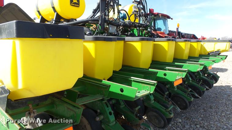 image for item DB3829 2001 John Deere 1780 split row planter