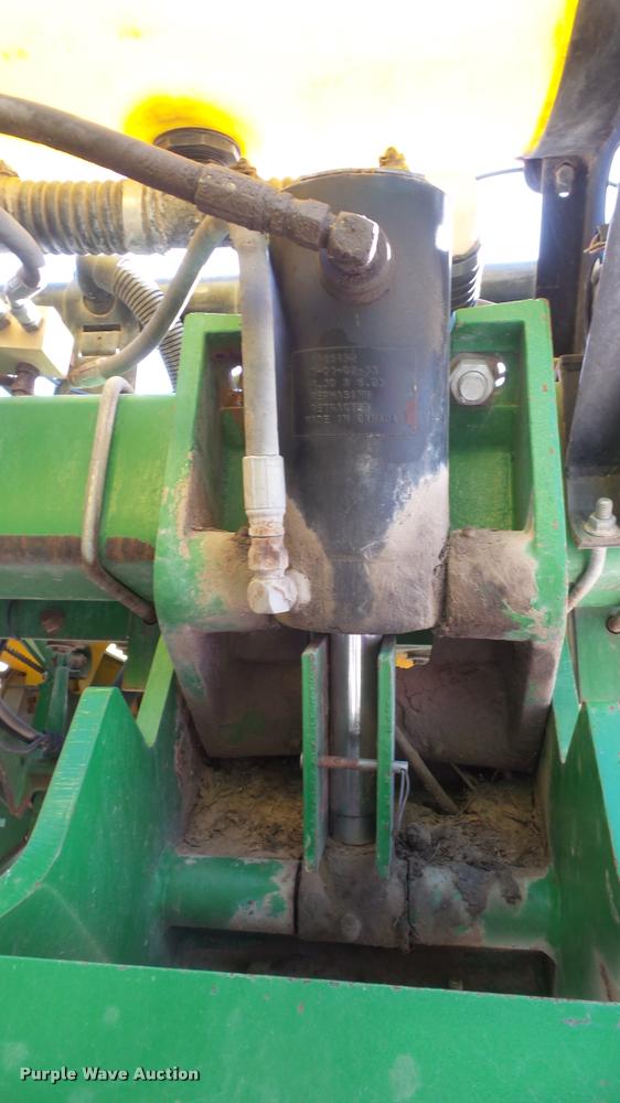 image for item DB3829 2001 John Deere 1780 split row planter