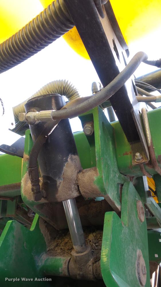 image for item DB3829 2001 John Deere 1780 split row planter