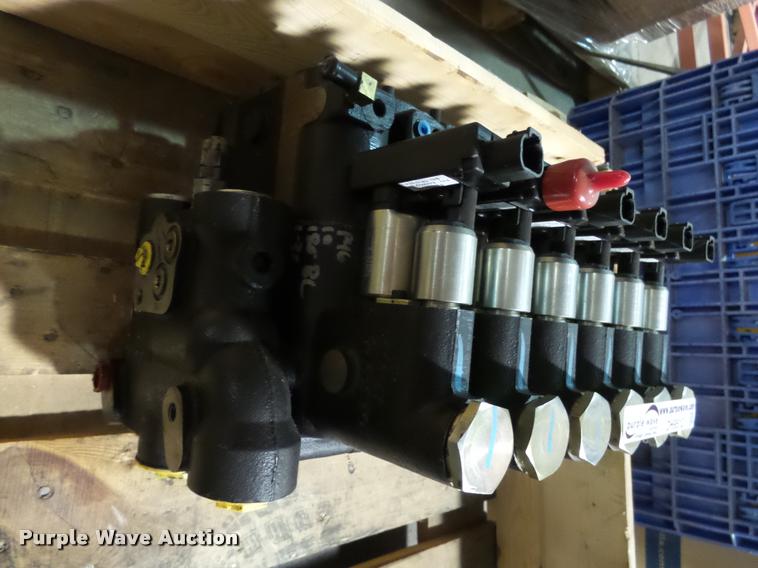 image for item DH9512 AGCO ASM-6HF valve