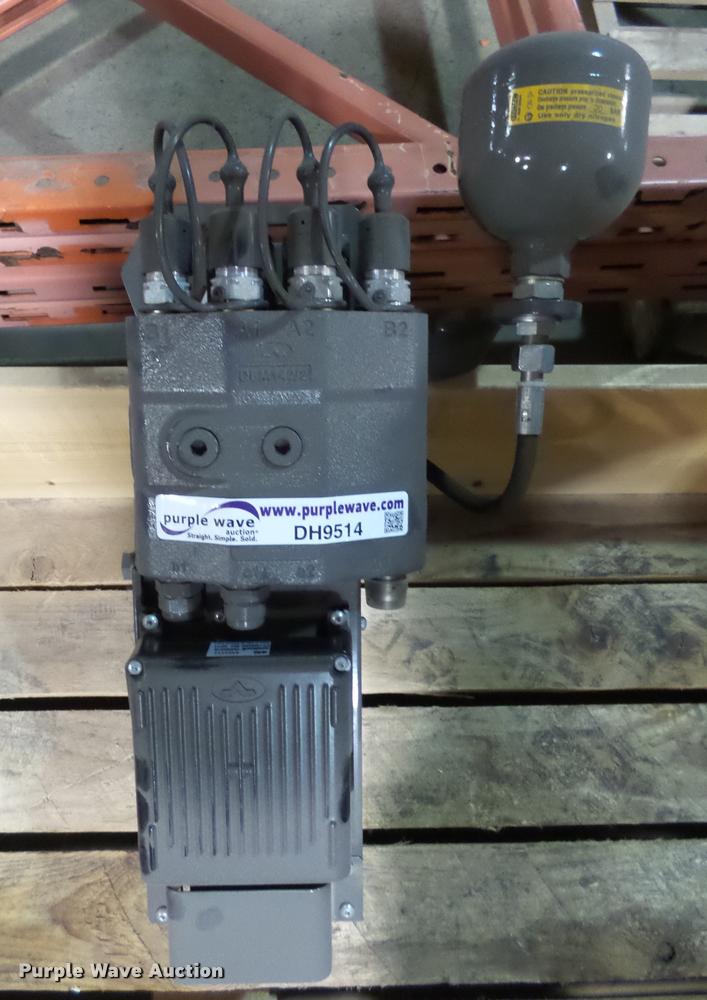 image for item DH9514 (2) AGCO load sensing distributors