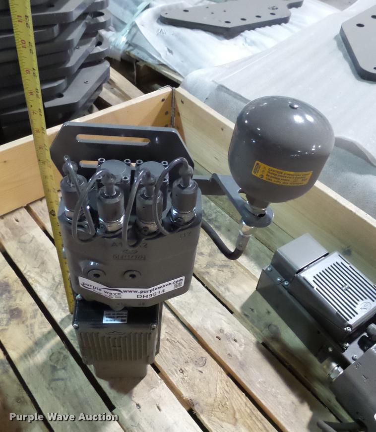 image for item DH9514 (2) AGCO load sensing distributors