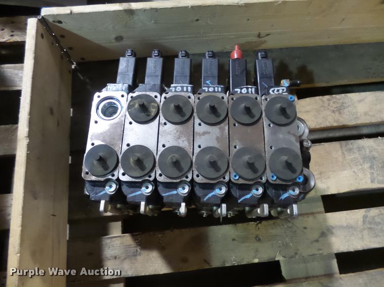 image for item DH9556 (2) AGCO ASM-6HF valves