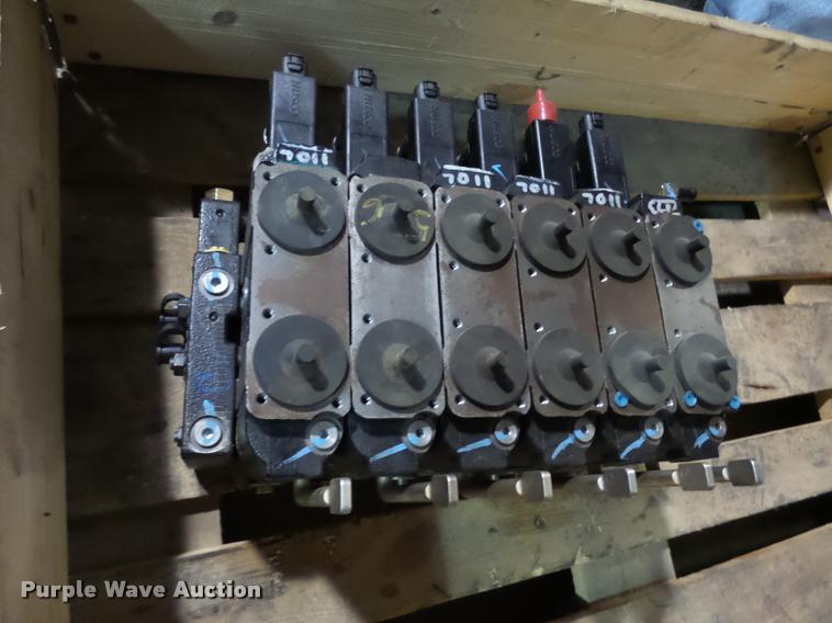 image for item DH9556 (2) AGCO ASM-6HF valves