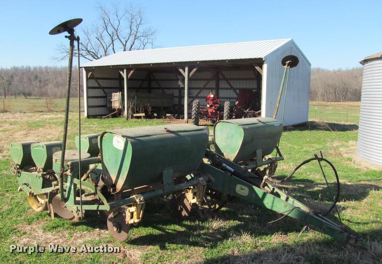 image for item DT9639 John Deere 494A planter