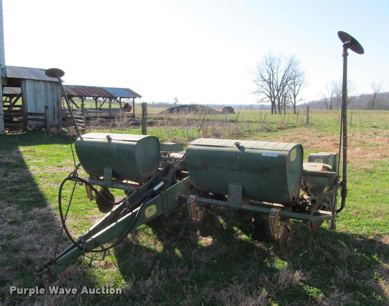 image for item DT9639 John Deere 494A planter