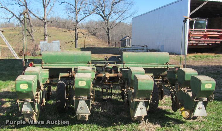 image for item DT9639 John Deere 494A planter