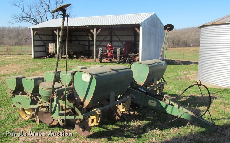 image for item DT9639 John Deere 494A planter