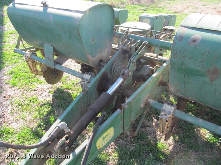 image for item DT9639 John Deere 494A planter