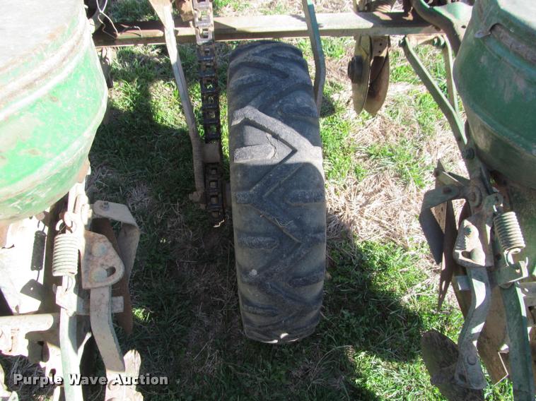 image for item DT9639 John Deere 494A planter