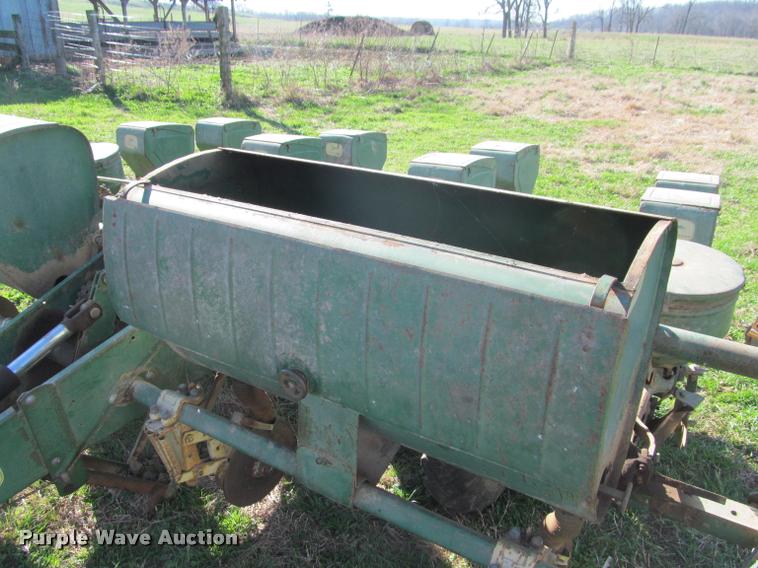 image for item DT9639 John Deere 494A planter