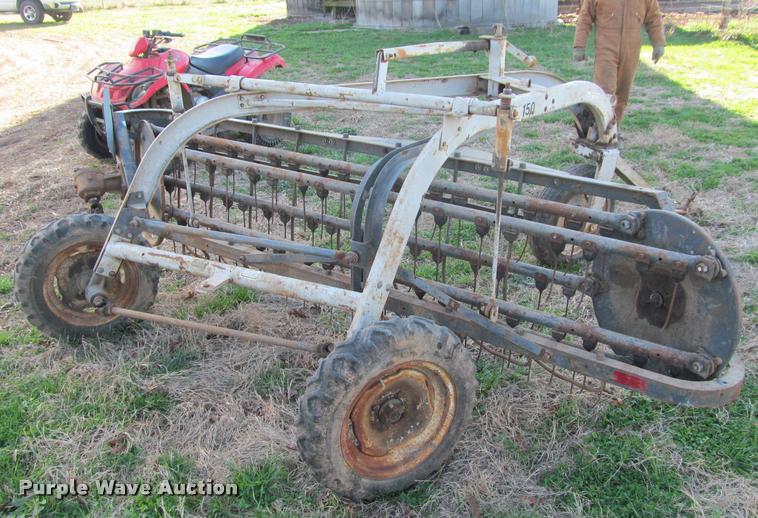 image for item DT9640 New Idea 4150 hay rake
