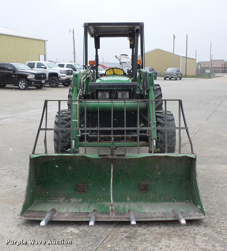 image for item J1558 2004 John Deere 5520 tractor