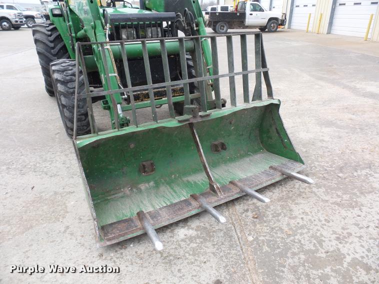 image for item J1558 2004 John Deere 5520 tractor