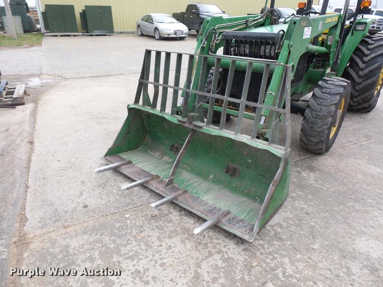 image for item J1558 2004 John Deere 5520 tractor