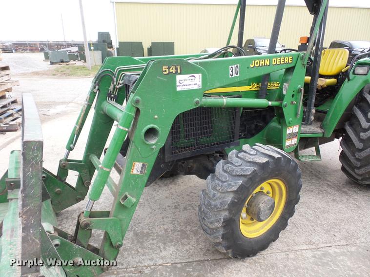 image for item J1558 2004 John Deere 5520 tractor