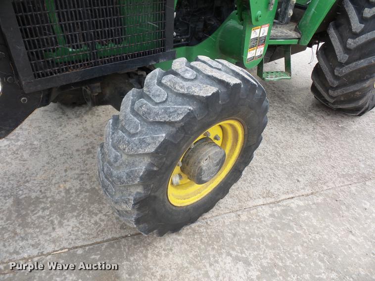 image for item J1558 2004 John Deere 5520 tractor