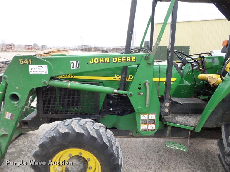 image for item J1558 2004 John Deere 5520 tractor