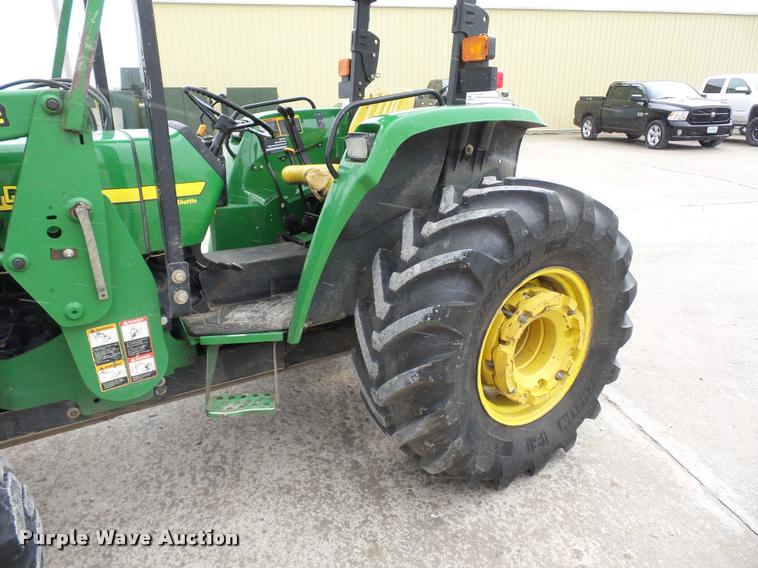 image for item J1558 2004 John Deere 5520 tractor