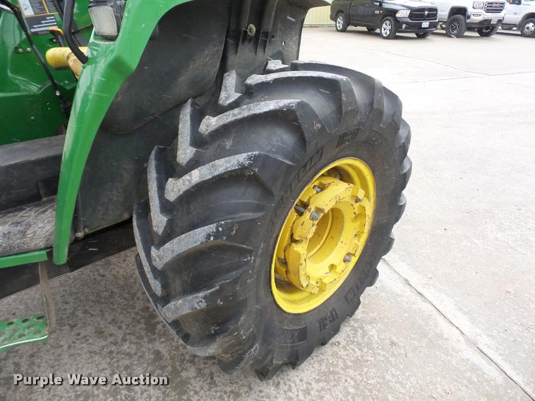 image for item J1558 2004 John Deere 5520 tractor