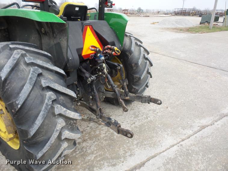 image for item J1558 2004 John Deere 5520 tractor