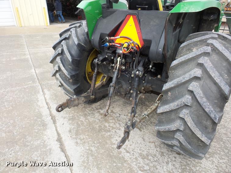 image for item J1558 2004 John Deere 5520 tractor