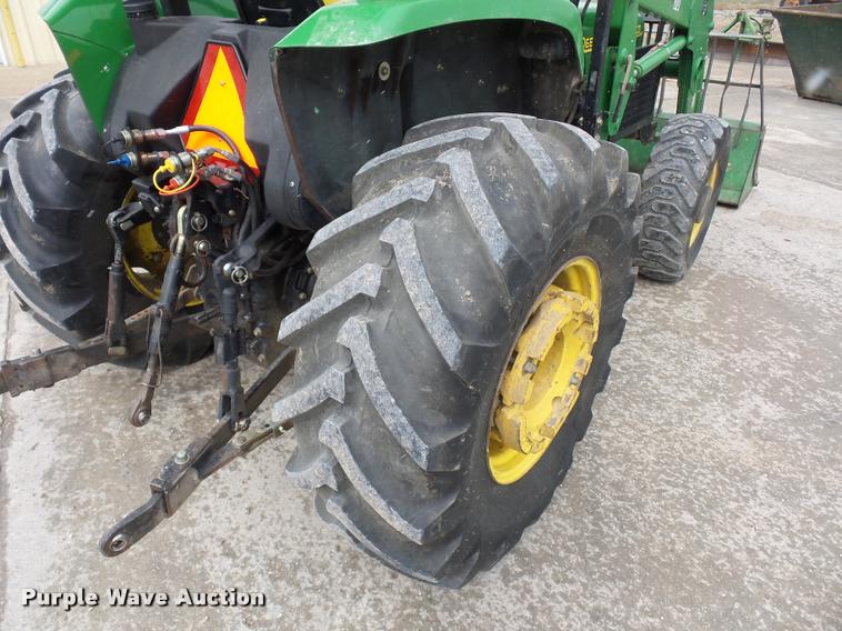 image for item J1558 2004 John Deere 5520 tractor