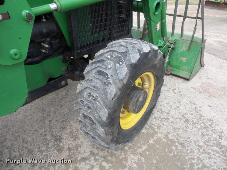 image for item J1558 2004 John Deere 5520 tractor