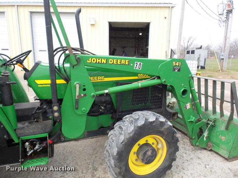 image for item J1558 2004 John Deere 5520 tractor