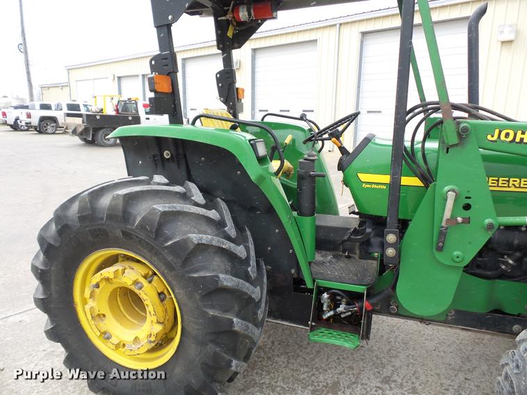 image for item J1558 2004 John Deere 5520 tractor