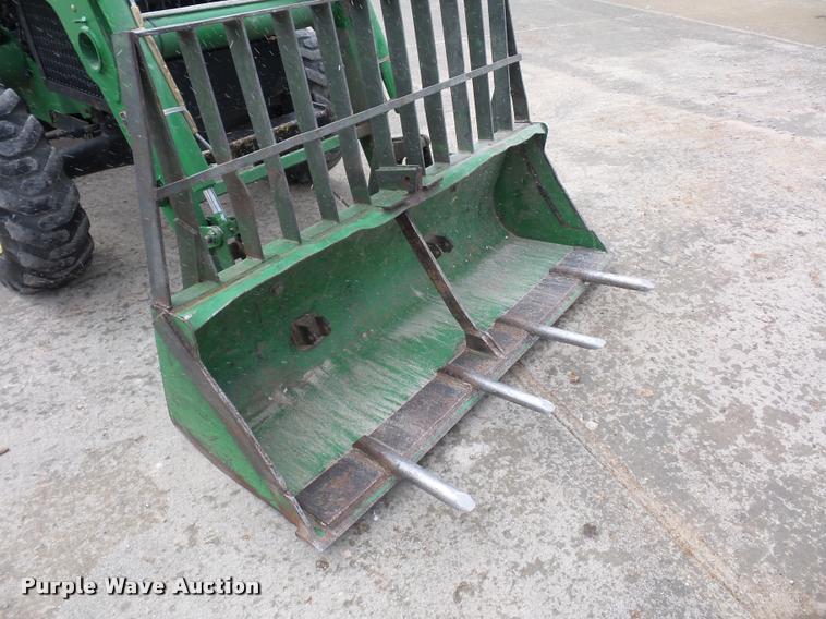 image for item J1558 2004 John Deere 5520 tractor