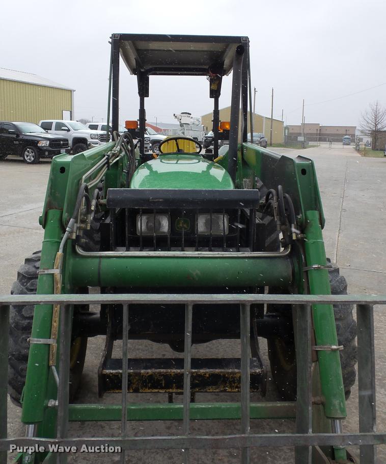 image for item J1558 2004 John Deere 5520 tractor