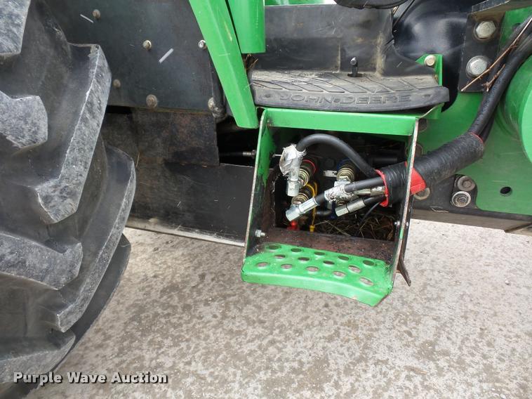 image for item J1558 2004 John Deere 5520 tractor