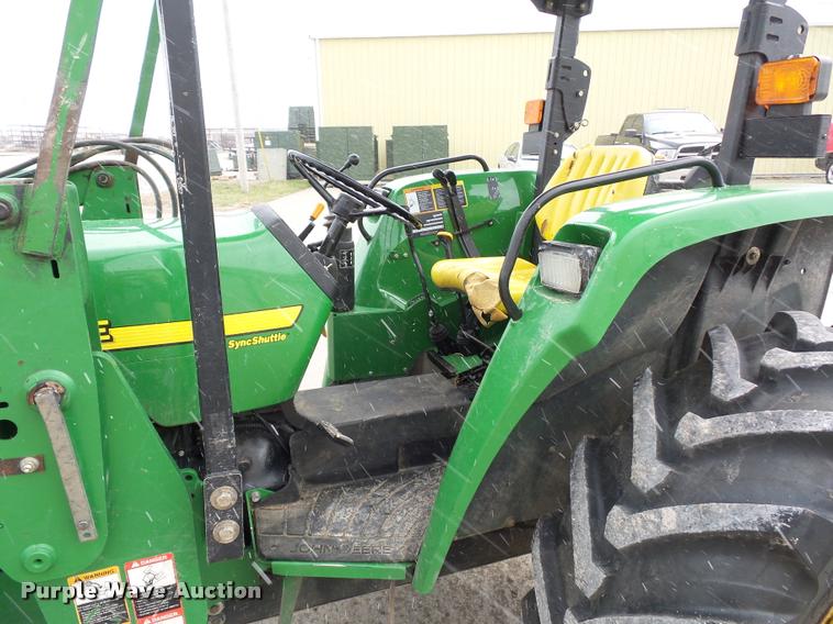 image for item J1558 2004 John Deere 5520 tractor