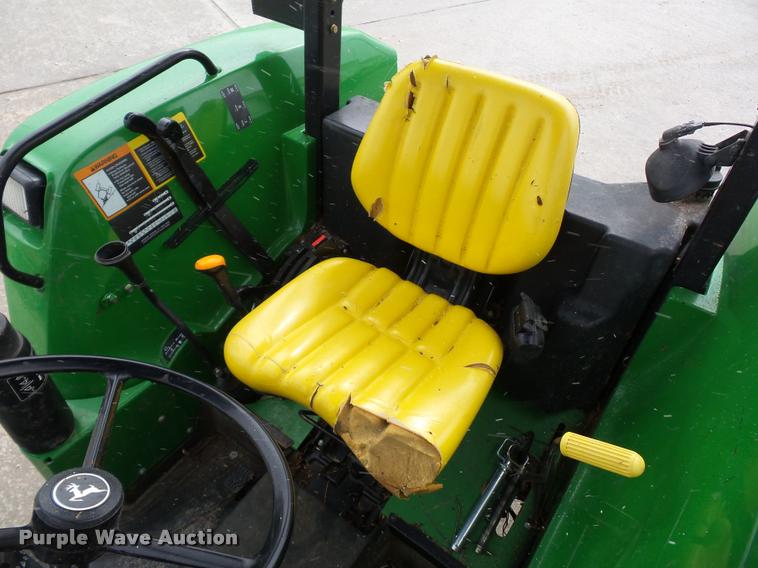 image for item J1558 2004 John Deere 5520 tractor