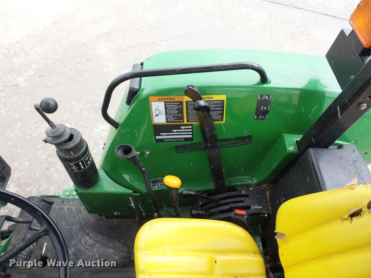 image for item J1558 2004 John Deere 5520 tractor