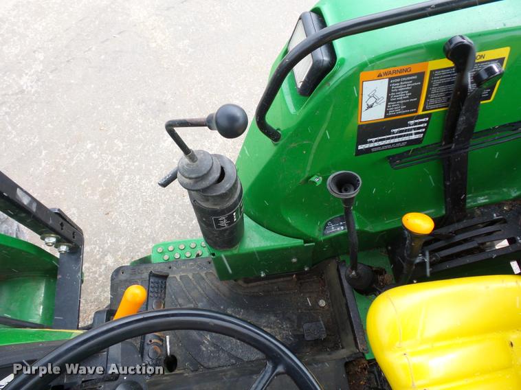 image for item J1558 2004 John Deere 5520 tractor