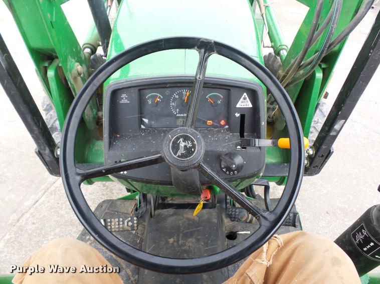 image for item J1558 2004 John Deere 5520 tractor