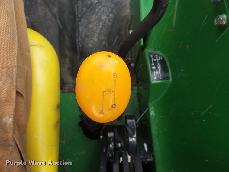 image for item J1558 2004 John Deere 5520 tractor
