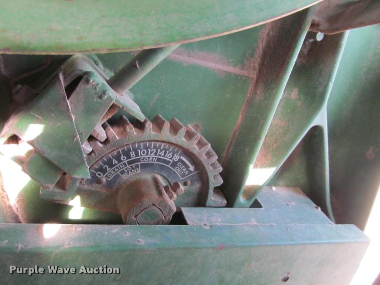 image for item K4962 John Deere 6600 combine